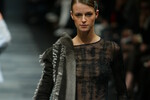 Практически в каждой коллекции Лагерфельда для дома Chanel были прозрачные блузы, платья, юбки – и даже брюки. В 90-е это были вызывающие и прозрачные образы: супермодели выходили на подиум практически с обнаженной грудью. В 2000-х наряды стали скромнее, но прозрачность не исчезла — просто грудь начала маскироваться под вышивкой и украшениями. 