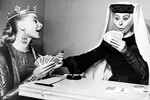 Женевьев Паж и Софи Лорен за игрой в Джин-Рамми в перерывах между съемками “Эль Сид”, 1961 год