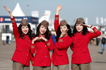 Стюардессы вьетнамской авиакомпании VietJet Air на 55-м Международном Парижском авиасалоне в Ле Бурже
