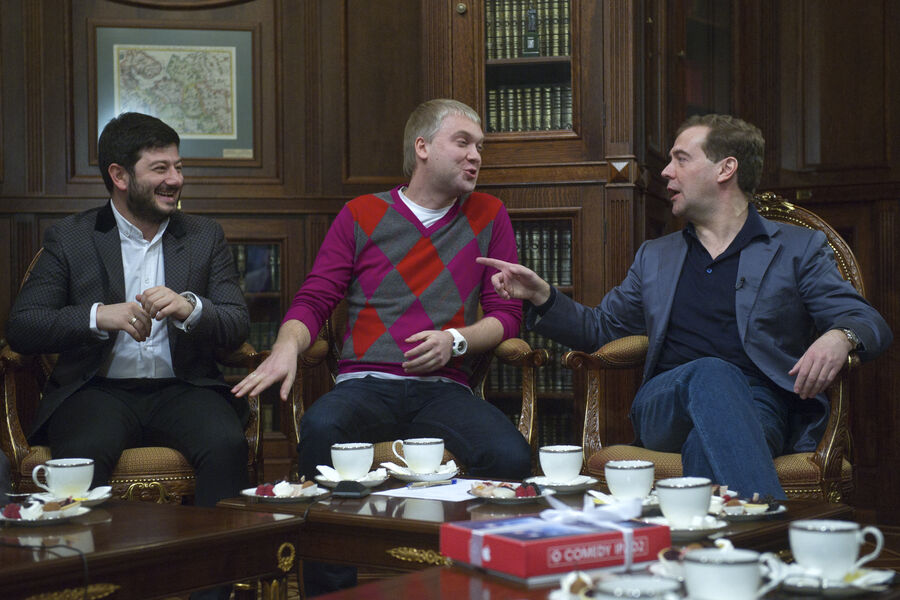 Президент России Дмитрий Медведев общается с&nbsp;участниками проекта Comedy club в&nbsp;резиденции &laquo;Горки&raquo;, 2011&nbsp;год