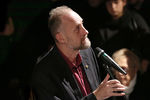 Сын Людмилы Ивановой художник Иван Миляев на церемонии прощания