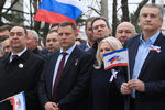 Главы самопровозглашенных республик ЛНР и ДНР Игорь Плотницкий и Александр Захарченко и глава Республики Крым Сергей Аксенов во время праздничного шествия в Симферополе, 16 марта 2017 года