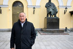 Борис Клюев на сборе труппы перед началом нового сезона Государственного академического Малого театра России в Москве, 2017 год 