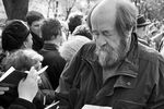 Писатель Александр Солженицын раздает автографы на открытии памятника Сергею Есенину, 1995 год
