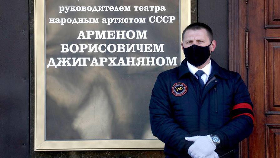 У главного входа в Московский драматический театр под руководством Армена Джигарханяна в Москве, 17 ноября 2020 года