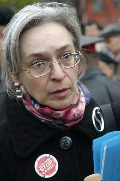 Анна Политковская на&nbsp;митинге против войны в&nbsp;Чечне на&nbsp;Пушкинской площади, Москва, 2004&nbsp;год