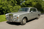 <b>Silver Shadow</b>
<br><br>
В середине 1900-х годов был выпущен Silver Shadow, также известный как Silver Wraith II. Несмотря на то, что в наши дни автомобили Rolls-Royce выглядят более современно, Silver Shadow остается визитной карточкой компании – на сегодняшний день это самый распространенный Rolls-Royce на дорогах Великобритании. Всего было произведено более 30 тысяч экземпляров, и все они сделаны вручную.
