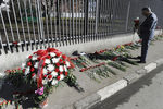 Цветы у посольства Польши, принесенные жителями города в связи с гибелью польской делегации и президента Польши Леха Качиньского в авиакатастрофе под Смоленском
