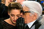 Кристен Стюарт и Карл Лагерфельд перед показом Chanel в Сеуле