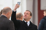 Премьер-министр России Дмитрий Медведев с смартфоном iPhone X во время посещения Воскресенского Ново-Иерусалимского мужского монастыря, 15 ноября 2017 года