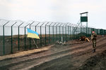 Украина тоже отгораживается от РФ стенами — еще в 2014 году власти страны выступили с амбициозным и дорогостоящим (более $25 млн) проектом «Европейского вала» — односторонней инициативы по сооружению барьера на границе с Россией протяженностью свыше 2000 км, который, по словам его инициатора Арсения Яценюка, должен был обеспечить безопасность «не только Украины, но и всей Европы». Изначально этот проект должны были сдать еще в 2018 году, однако сроки завершения работ неоднократно переносились. По последним данным, представленным Госпогранслужбой Украины в мае этого года, стена построена лишь на 51,4%