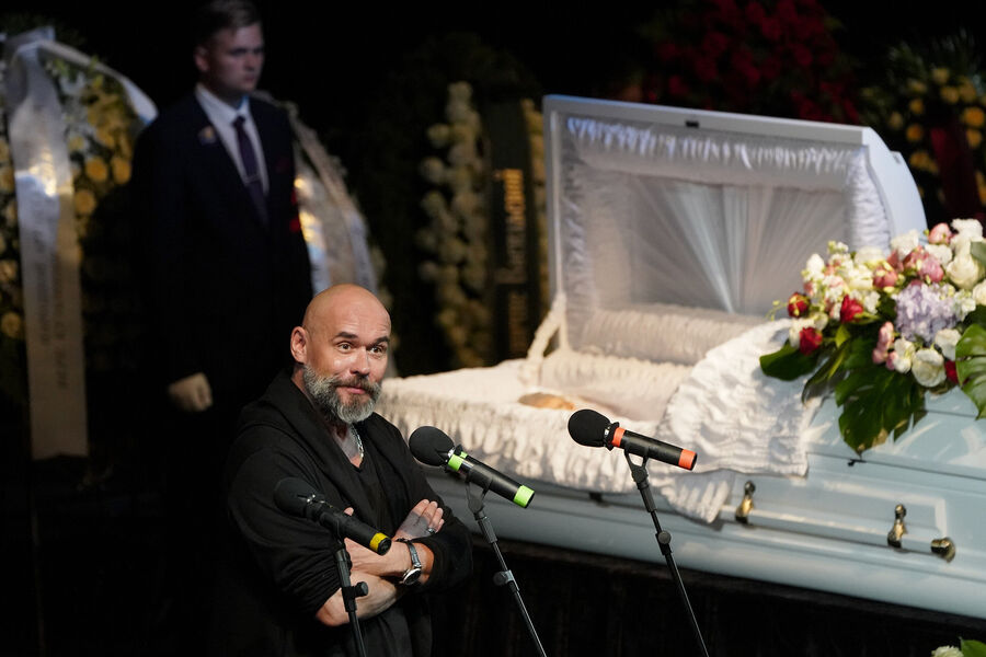 Актер Максим Аверин на&nbsp;церемонии прощания с&nbsp;актрисой Верой Васильевой в&nbsp;Московском академическом Театре сатиры, 12&nbsp;августа 2023&nbsp;года