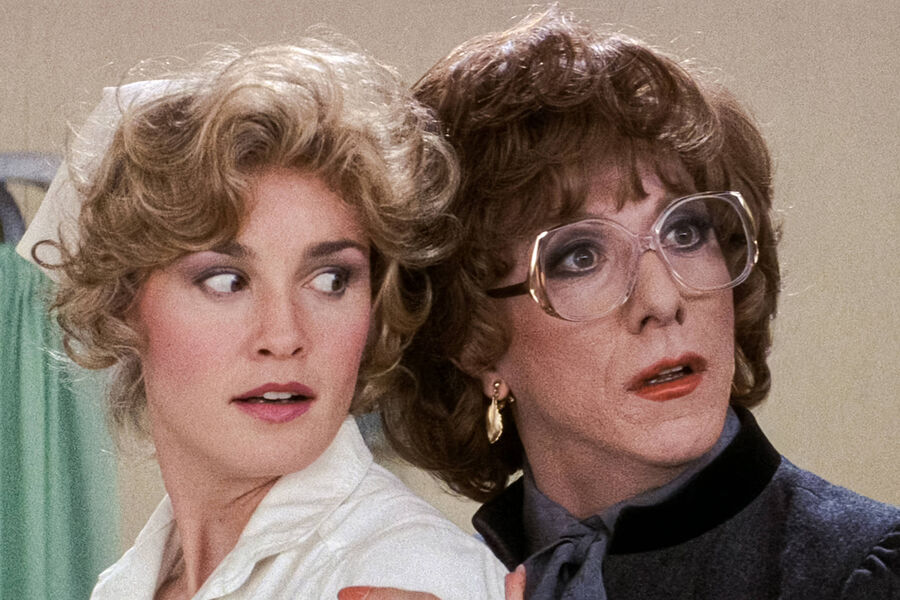 <b>«Тутси» (1982)</b>
<br><br>
В&nbsp;комедии Сидни Поллака «Тутси» Джессика Лэнг сыграла возлюбленную актера-неудачника Майкла Дорси (Дастин Хоффман), который решает перевоплотиться в&nbsp;женщину ради роли в&nbsp;мыльной опере. За&nbsp;роль медсестры Джуди Николс актриса получила свою первую статуэтку «Оскар» и второй «Золотой глобус», а в&nbsp;2015 году американский журнал Time Out New York назвал «Тутси» лучшим фильмом всех времен.
