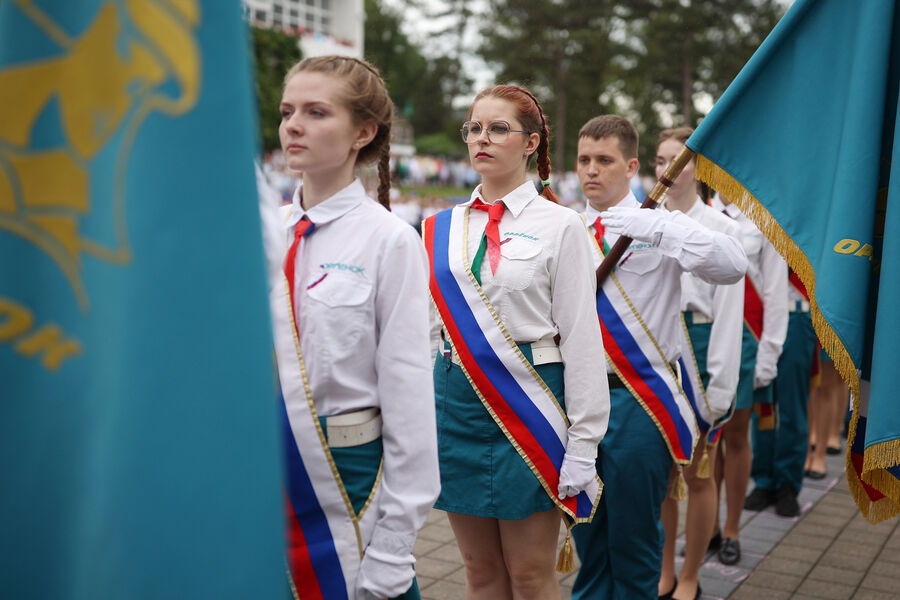 Вожатые на&nbsp;торжественной линейке в&nbsp;первый день летней смены во Всероссийском детском центре &laquo;Орленок&raquo; в&nbsp;Туапсинском районе Краснодарского края, 2023&nbsp;год