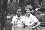 Американская школьница, активистка движения за мир Саманта Смит (справа) со своей ленинградской подругой Наташей Кашириной (слева) в пионерском лагере «Артек» в Крыму, 12 июля 1983 года