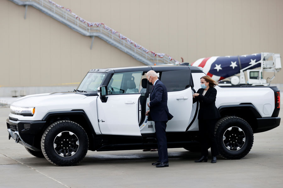 Президент США Джо Байден за&nbsp;рулем электрического Hummer