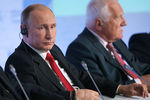 Владимир Путин и экс-президент Чехии Вацлав Клаус (слева направо) на пленарной сессии XII заседания Международного дискуссионного клуба «Валдай»