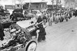 6 декабря 1941 года. Разгром немецко-фашистских войск под Москвой. Начало контрнаступления Красной армии. Советские войска проходят по улице освобожденной деревни