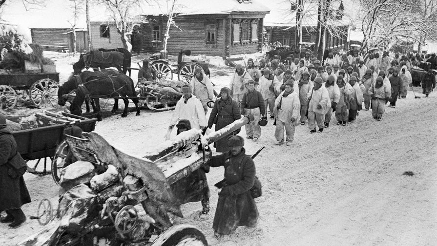 6 декабря 1941 года. Разгром немецко-фашистских войск под Москвой. Начало контрнаступления Красной армии. Советские войска проходят по улице освобожденной деревни