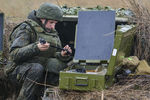 Военнослужащий вооруженных сил России во время учений ВДВ на полигоне Опук в Крыму, 19 марта 2017 года