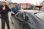 Поврежденный автомобиль на месте взрыва газа в жилом доме в Волгограде, 16 мая 2017 года