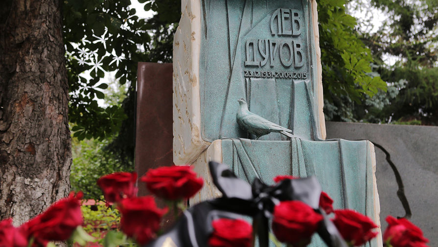 Фрагмент памятника народному артисту СССР Льву Дурову на его могиле на Новодевичьем кладбище, 2017 год