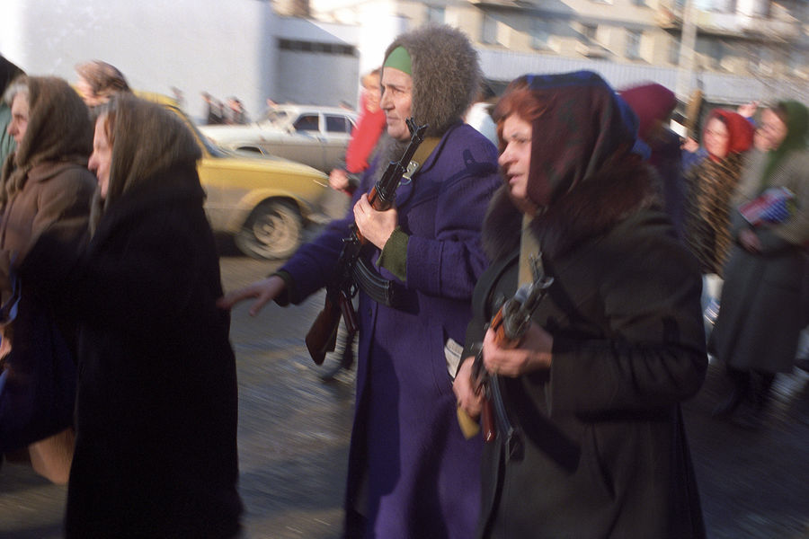 Жаловавшимся на&nbsp;жизнь чеченцам, которых не устраивало разрушение экономики и социальной сферы республики, Дудаев советовал: «Если ты волк &mdash; хватай, нет &mdash; терпи». Изображение волка &mdash; символа доблести и удали у&nbsp;чеченцев &mdash; было и на&nbsp;гербе «Ичкерии». В&nbsp;1990-е на&nbsp;местном телевидении даже запретили показывать мультфильм «Ну, погоди!», потому что власти считали его оскорбляющим государственную символику.
На&nbsp;фото: Первый из&nbsp;формируемых женских батальонов на&nbsp;улицах Грозного, 1994&nbsp;год