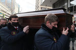 Гроб с телом актрисы Нины Руслановой перед церемонией прощания в Доме кино в Москве, 24 ноября 2021 года