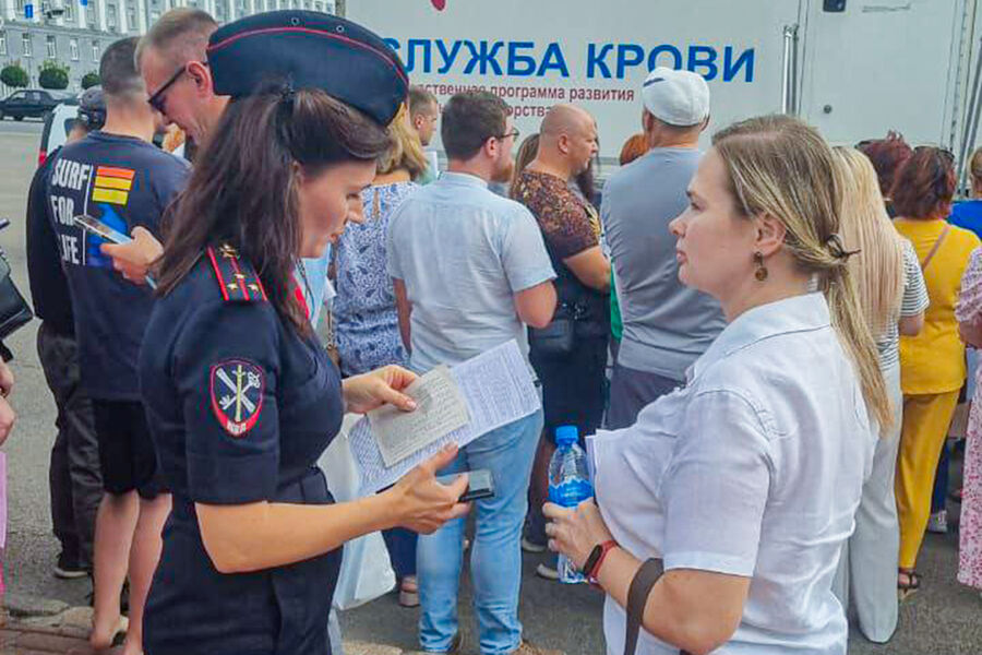 Жители Курска стоят в&nbsp;очереди к&nbsp;мобильной станции переливания крови для&nbsp;помощи раненым жителям приграничных территорий.
<br>
<br>г. Курск, Курская область, Россия. 7&nbsp;августа 2024&nbsp;г. 