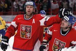 Опытнейший Петр Недвед (слева) поздравляет партнера с голом
