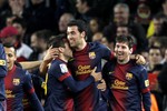 Партнеры поздравляют с&nbsp;голом Серхио Бускетса, чей гол в&nbsp;конце первого тайма вывел &laquo;Барсу&raquo; вперед