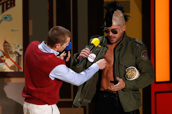 Актеры Дэйв Франко и Зак Эфрон во время церемонии MTV Movie Awards