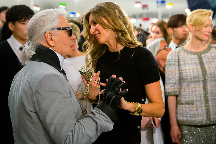 Карл Лагерфельд и Жизель Бундхен перед показом Chanel в Сеуле