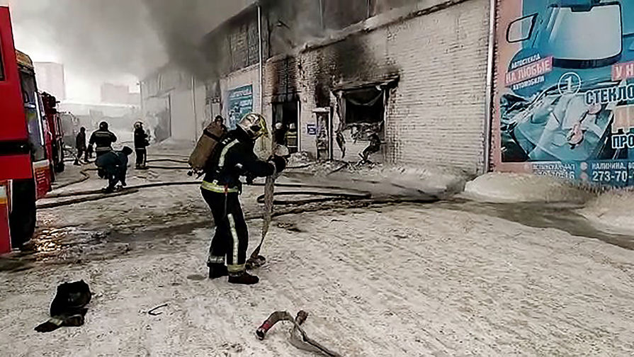 Тушение пожара на&nbsp;складе автозапчастей на&nbsp;улице Калинина в&nbsp;Красноярске, 3&nbsp;февраля 2021&nbsp;года