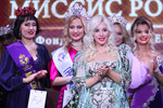 Победительница в номинации «Третья вице-миссис Россия» Александра Аникина (Севастополь) (на первом плане) во время церемонии награждения на финале XXIII Всероссийского конкурса красоты «Миссис Россия — 2023», 6 августа 2023 года