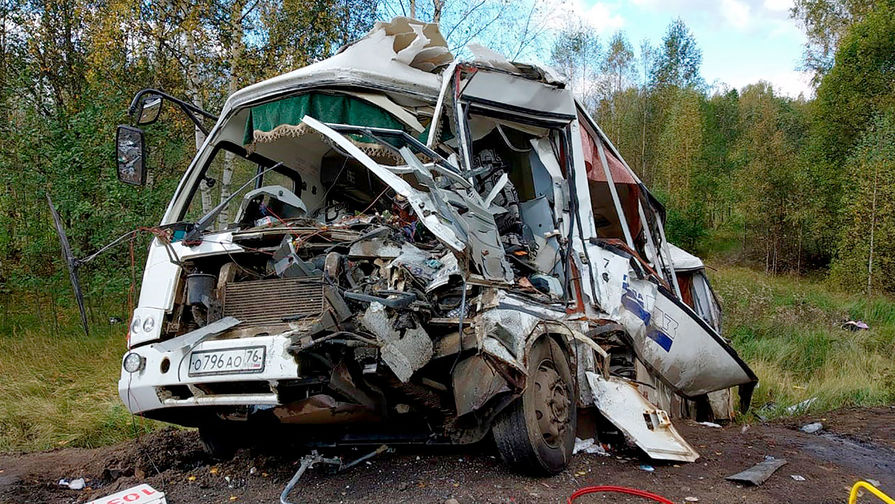 На месте ДТП с автобусом и фурой на 20-м километре дороги «Ярославль-Заячий холм-Иваново»