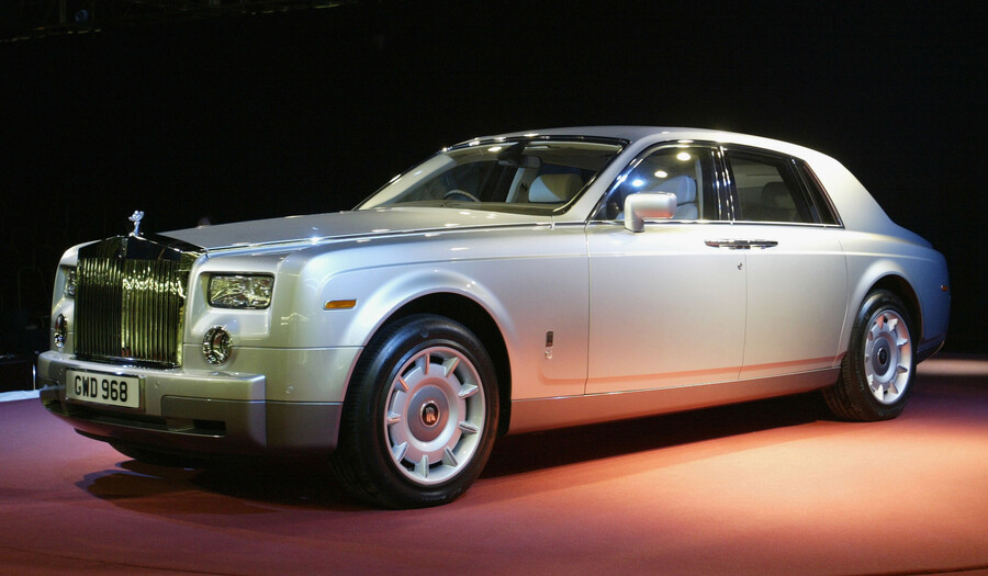 <b>Phantom (2003)</b>
<br><br>
Обладая полностью алюминиевым кузовом, двигателем и деталями в&nbsp;салоне, Phantom образца 2003&nbsp;года стал самым быстрым автомобилем, который когда-либо создавала марка Rolls-Royce. Это была первая машина Rolls-Royce, которая появилась после покупки автокомпании немецким концерном BMW. Вплоть до&nbsp;появления более компактного купе Ghost в&nbsp;2009 году Rolls-Royce имел в&nbsp;модельной линейке только этот автомобиль и все равно оставался главным производителем люксовых автомобилей в&nbsp;мире.

