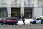 Сотрудники правоохранительных органов у здания на улице Вавилова в Москве, где был убит директор компании «Мон-Компани» Николай Чалый и заместитель директора Анатолий Яковин