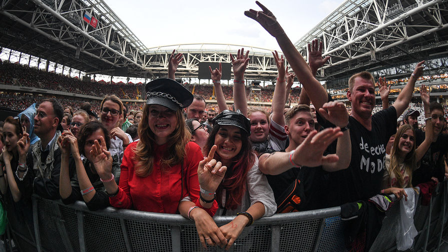Зрители на концерте Depeche Mode в Москве, 15 июля 2017 года