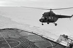 Вертолет «Ми-2» во время посадки на атомный ледокол «Ленин», 1983 год