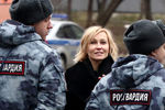 Актриса Ингеборга Дапкунайте перед церемонией похорон на Новодевичьем кладбище художественного руководителя театра «Современник» Галины Волчек