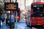 Табло с&nbsp;предупреждением о&nbsp;распространении коронавируса в&nbsp;центре Лондона, 20 декабря 2020 года