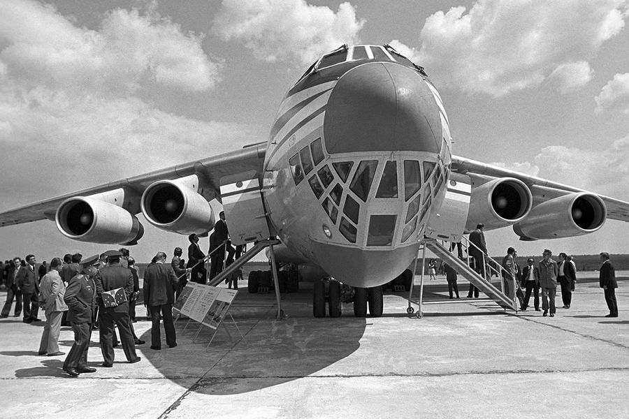 Советский транспортный самолет Ил-76 в&nbsp;московском аэропорту Домодедово, 1976&nbsp;год
