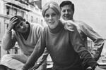 С 1963 по 1967 год Полански жил и работал в Великобритании. Там он снял фильм «Отвращение» с Катрин Денев в главной роли, триллер «Тупик» и фильм-пародию «Бал вампиров».
<br><br>
<b>На фото:</b> режиссер Роман Полански, актриса Катрин Денев и продюсер Джин Гутовски (слева направо) перед съемками фильма «Отвращение», 1964 год