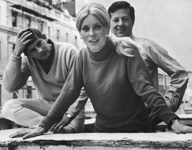 С&nbsp;1963 по&nbsp;1967 год Полански жил и работал в&nbsp;Великобритании. Там он снял фильм &laquo;Отвращение&raquo; с&nbsp;Катрин Денев в&nbsp;главной роли, триллер &laquo;Тупик&raquo; и фильм-пародию &laquo;Бал вампиров&raquo;.
<br><br>
<b>На фото:</b> режиссер Роман Полански, актриса Катрин Денев и продюсер Джин Гутовски (слева направо) перед&nbsp;съемками фильма &laquo;Отвращение&raquo;, 1964&nbsp;год