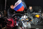 Владимир Путин и президент клуба «Ночные волки» Александр Залдостанов (Хирург) на мотофестивале, 2011 год