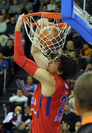 Алексей Швед забрасывает мяч в&nbsp;корзину в&nbsp;матче Евролиги против &laquo;Галатасарая&raquo;