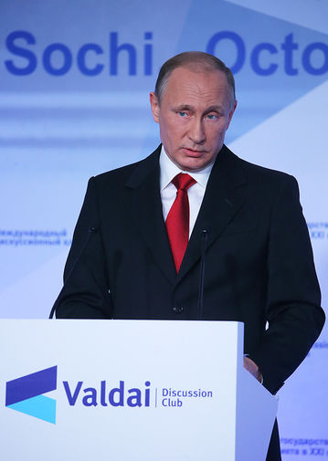 Владимир Путин выступает на итоговой пленарной сессии XII ежегодного заседания Международного дискуссионного клуба «Валдай» в гостиничном комплексе «Поляна.1389» в Сочи