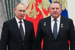 Владимир Путин и летчик-испытатель первого класса авиахолдинга «Сухой» Валерий Поташов (слева направо), награжденный медалью «Золотая звезда Героя России», во время церемонии вручения государственных наград в Кремле