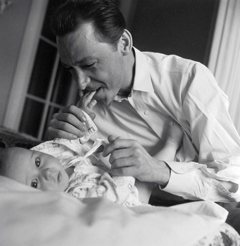 Актер и режиссер Олег Ефремов с сыном Мишей, 1963 год